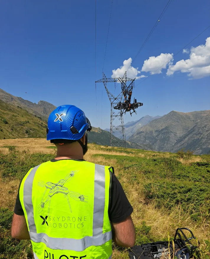 Ground operator piloting AVIDRONE